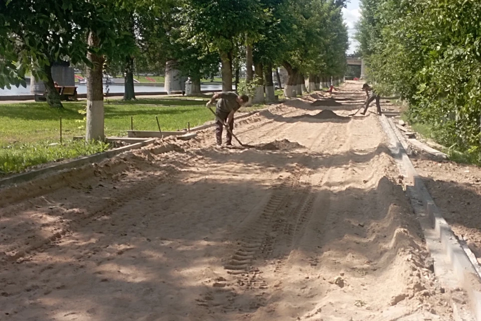 Сквер близ Речного доделывает другая бригада.