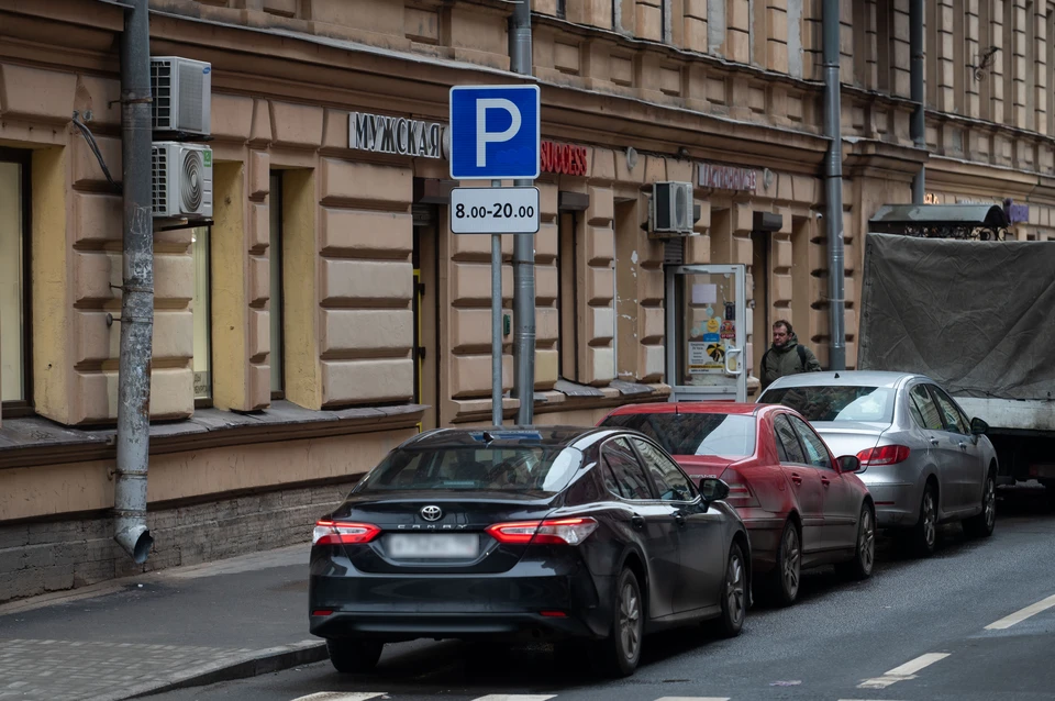 Парковка на Петроградке стала платной с 1 июля.