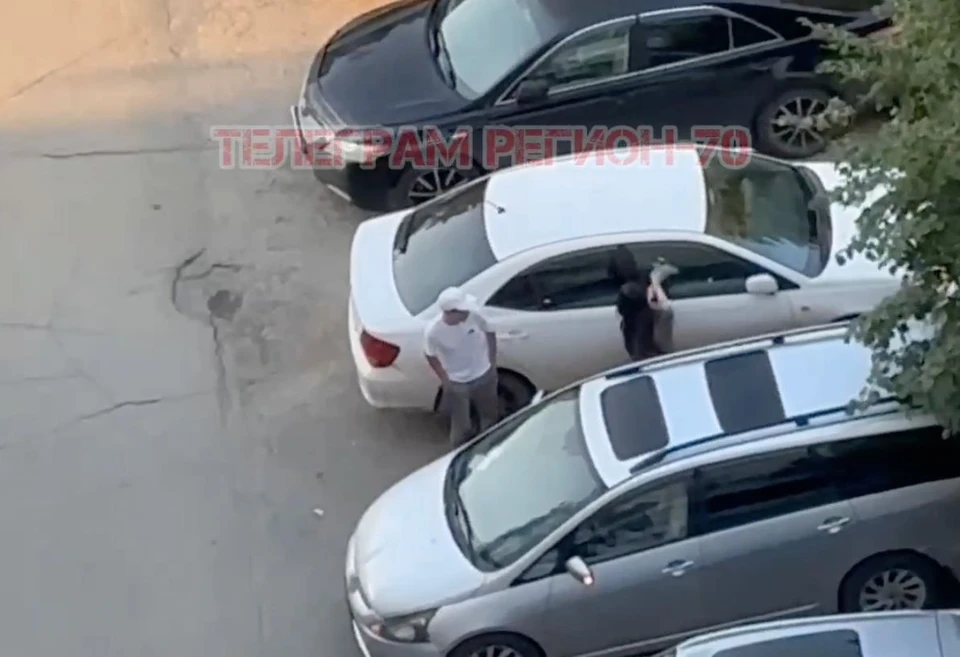 В Томске девушка разбила окно автомобиля