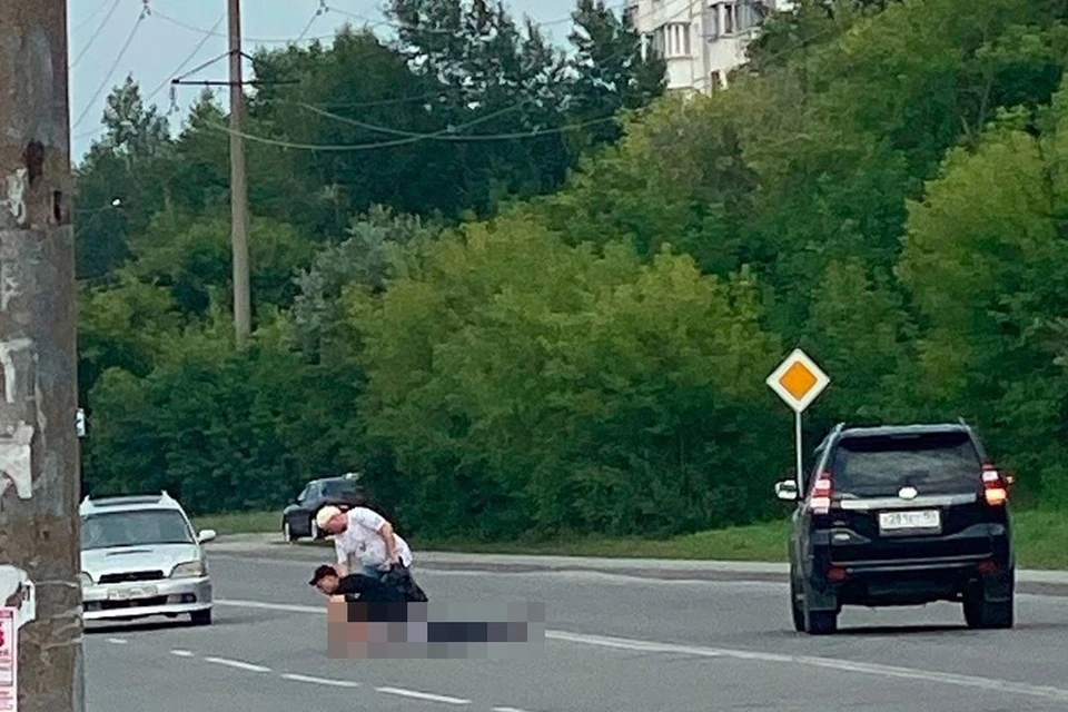 Мужчина лежал на дороге без сознания. Фото: АСТ-54.