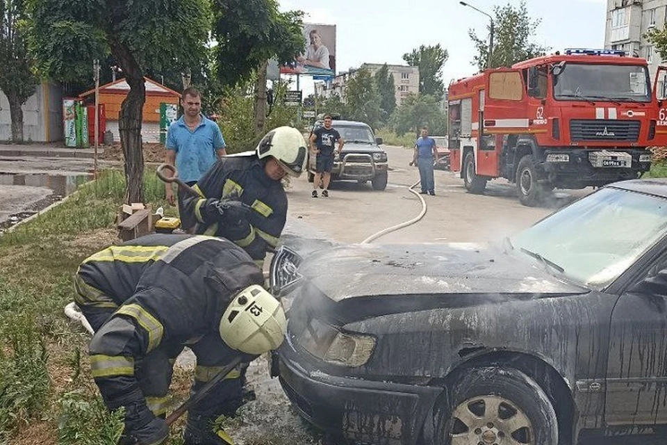 Рубежанские спасатели оперативно потушили горящий автомобиль. Фото - ГУ МЧС России по ЛНР