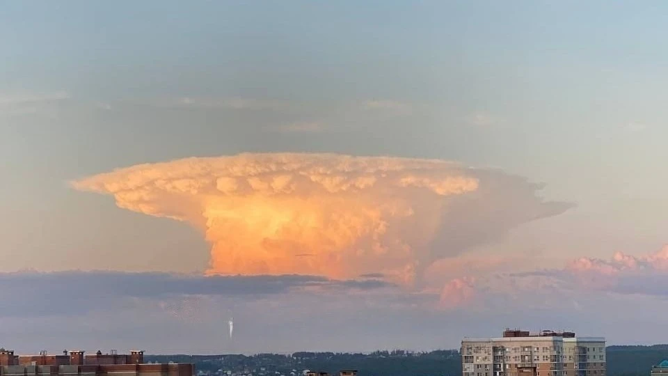 В небе над Казанью заметили облако в виде "ядерного гриба". Фото: соцсети