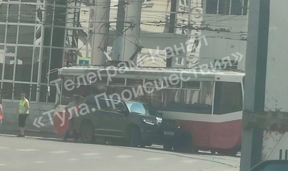 В Туле на пересечении улиц Советской и Оборонной столкнулись трамвай и автомобиль Toyota