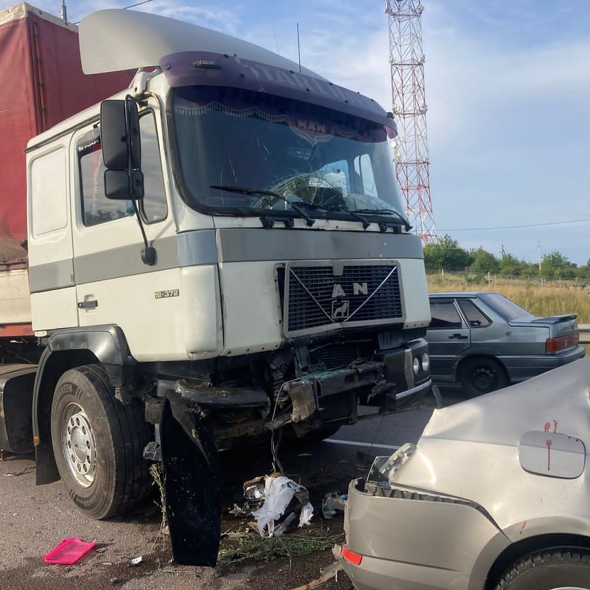 В столкновении пяти автомобилей на воронежской трассе пострадал водитель и  пассажирка - KP.RU