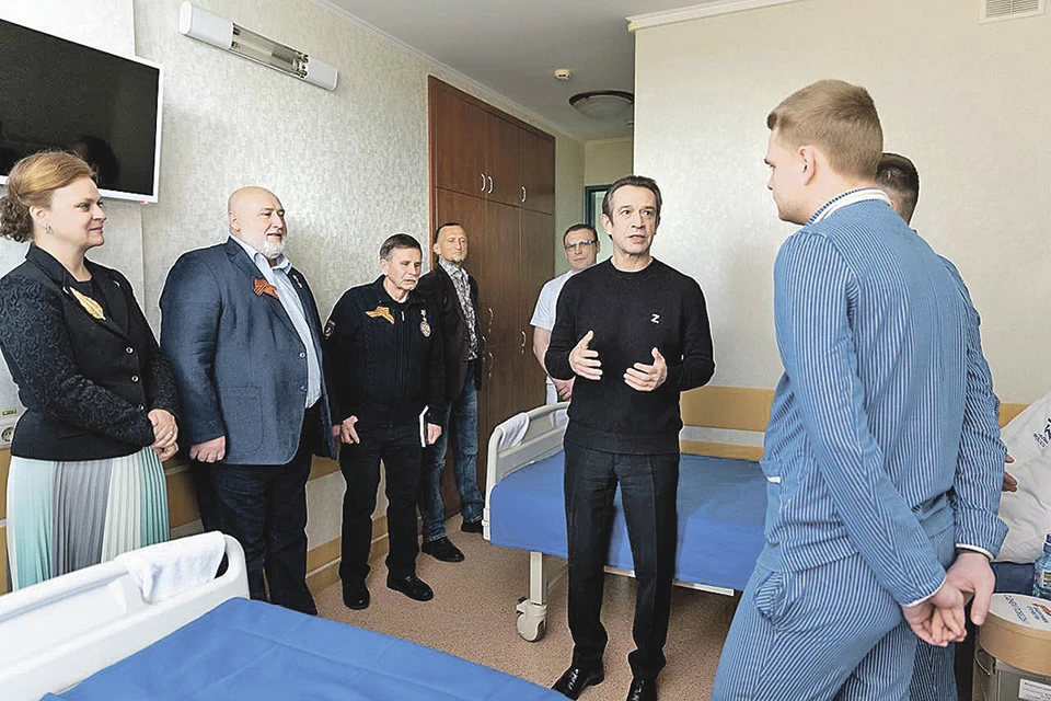 Владимир Машков у ветеранов СВО в госпитале имени П. В. Мандрыка. Фото: Фонд «Защитники Отечества»