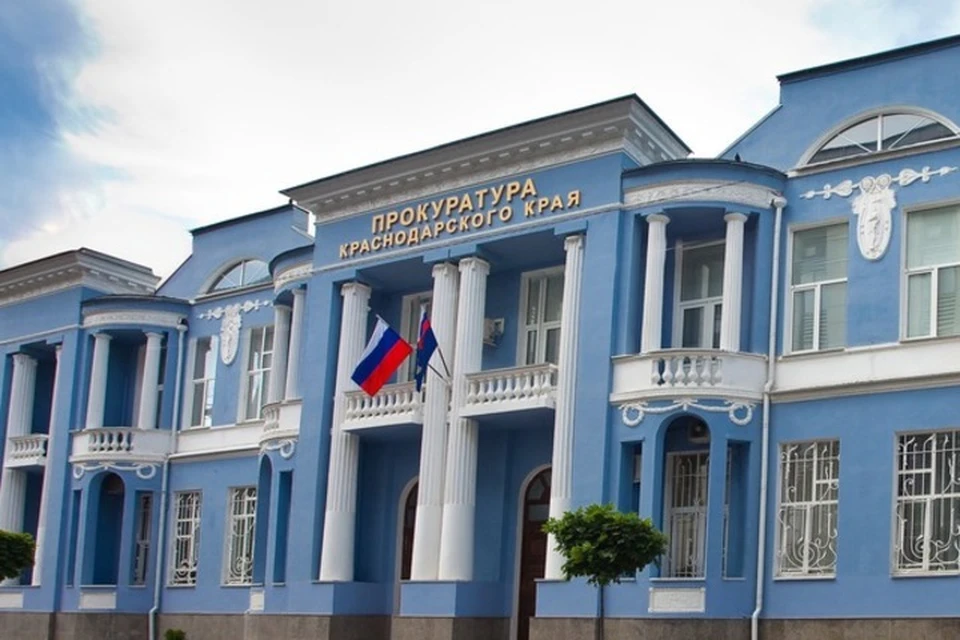 Прокуратура проводит проверку после падения мальчика с третьего этажа заброшенного здания.