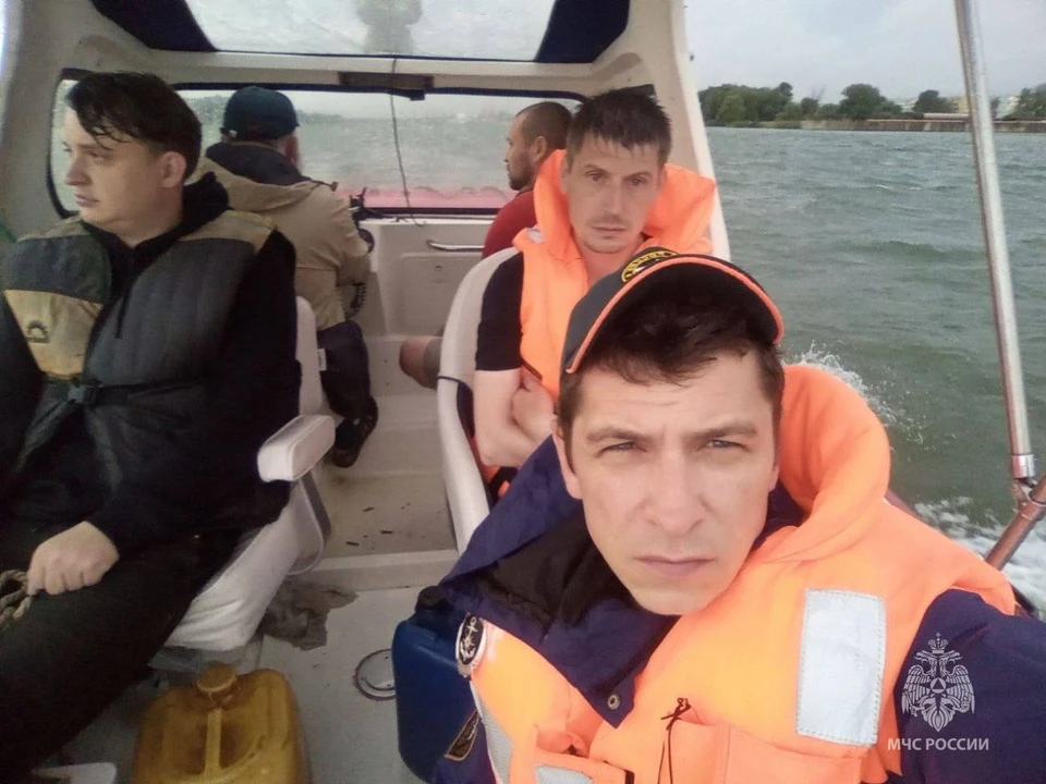 Спасатель и спасенные.