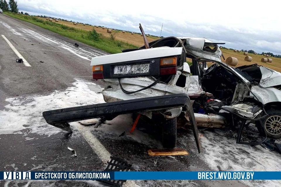 Водитель "Ауди" выехал на встречную полосу под бензовоз. Фото: УВД Брестского облисполкома.