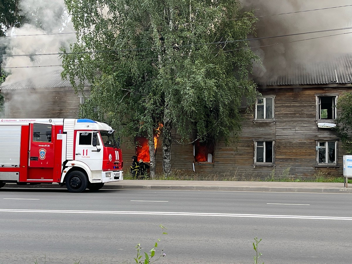 В Сыктывкаре из-за пожара в заброшенном доме перекрыли дорогу - KP.RU