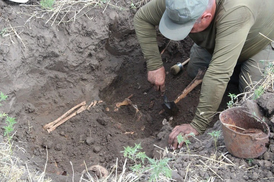 Останки воинов обнаружили представители Мелитопольского историко-патриотического общества совместно с СКР. ФОТО: t.me/BalitskyEV