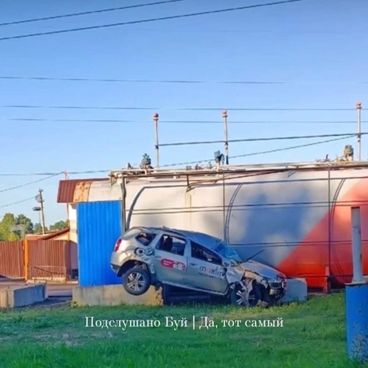 В Костромской области автомобиль на скорости влетел в автозаправочную  станцию - KP.RU