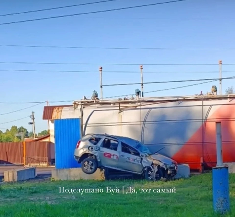 В Костромской области автомобиль на скорости влетел в автозаправочную  станцию - KP.RU