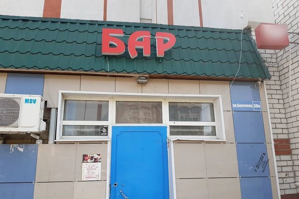 Тот самый злополучный бар, в котором посетители не хотят сидеть, а выходят оттуда со спиртным на детскую площадку.