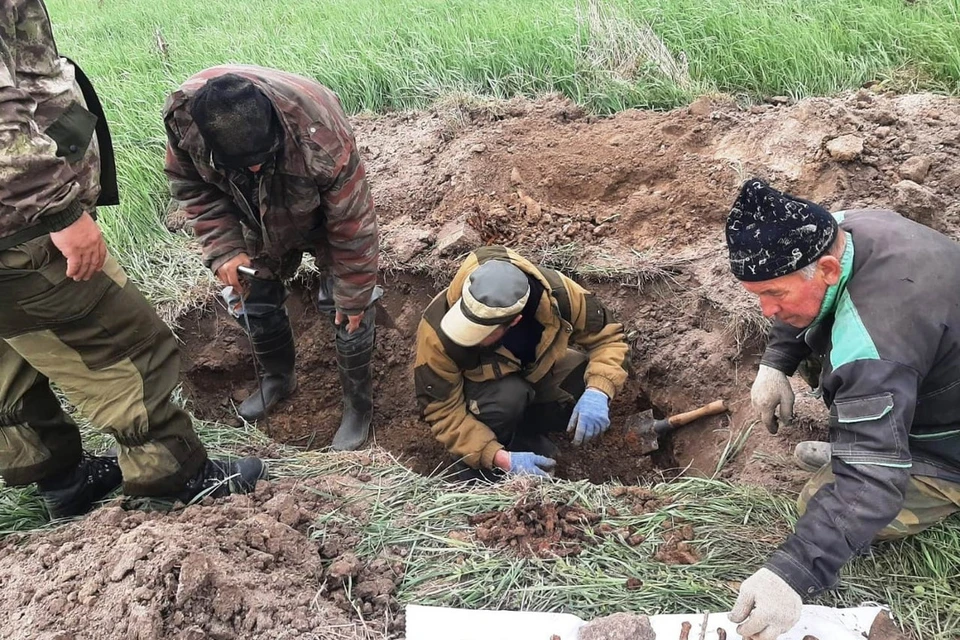 Брянские поисковики нашли в закопанном окопе на безымянной высоте останки двух бойцов, один из которых был из Калинина. Фото: VK/Максим Волков