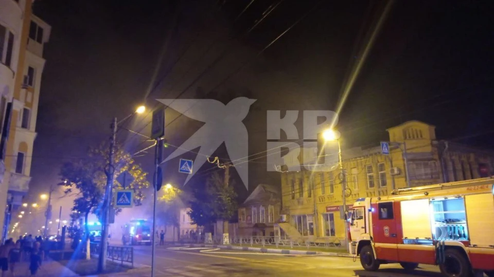 Ночной пожар тушили несколько пожарных машин. Фото: Александр Сергеев