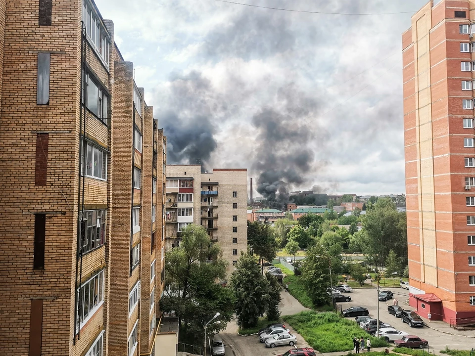 Сергиев Посад. Дым от взрыва на территории Загорского оптико-механического завода. Фото: Михаил Никитин/ТАСС