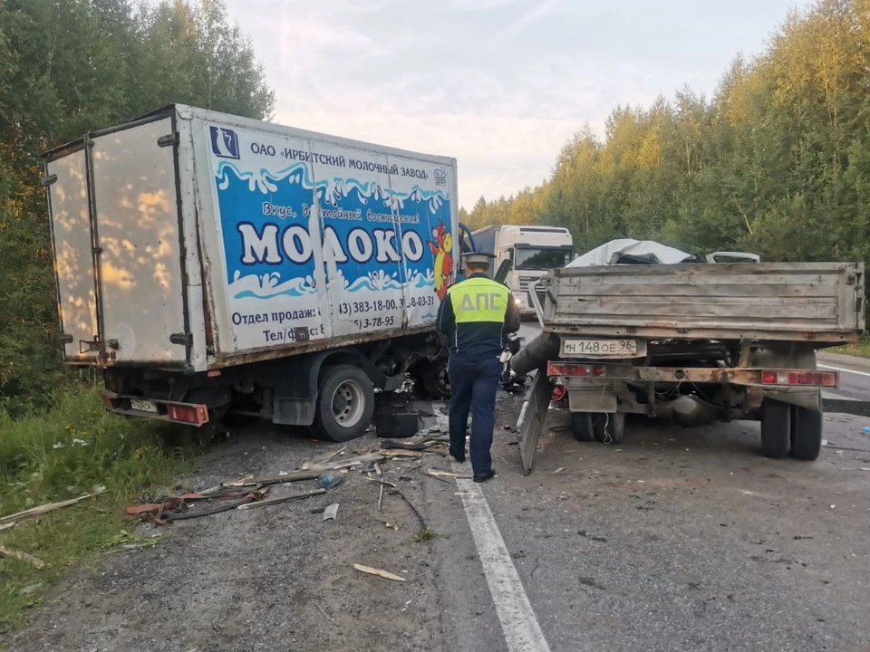 Вечером 9 августа недалеко от Березовского произошло ДТП с тремя грузовиками, фото: ГИБДД Свердловской области