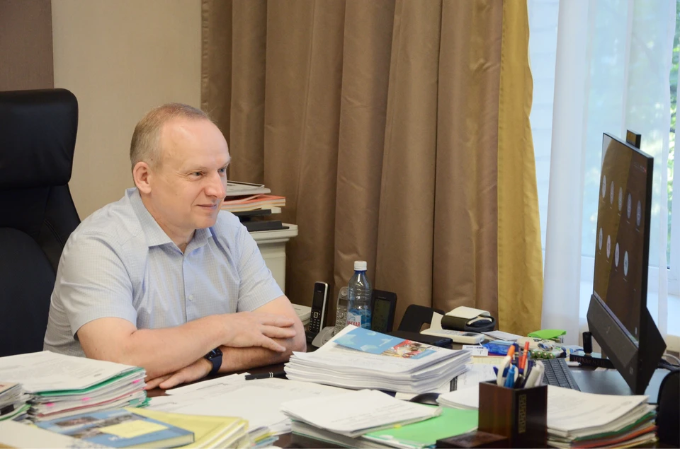 Ректор НГПУ Алексей Дмитриевич Герасёв начинает процесс зачисления поступающих на программы бакалавриата бюджетной формы обучения. Фото: Пресс-центр НГПУ