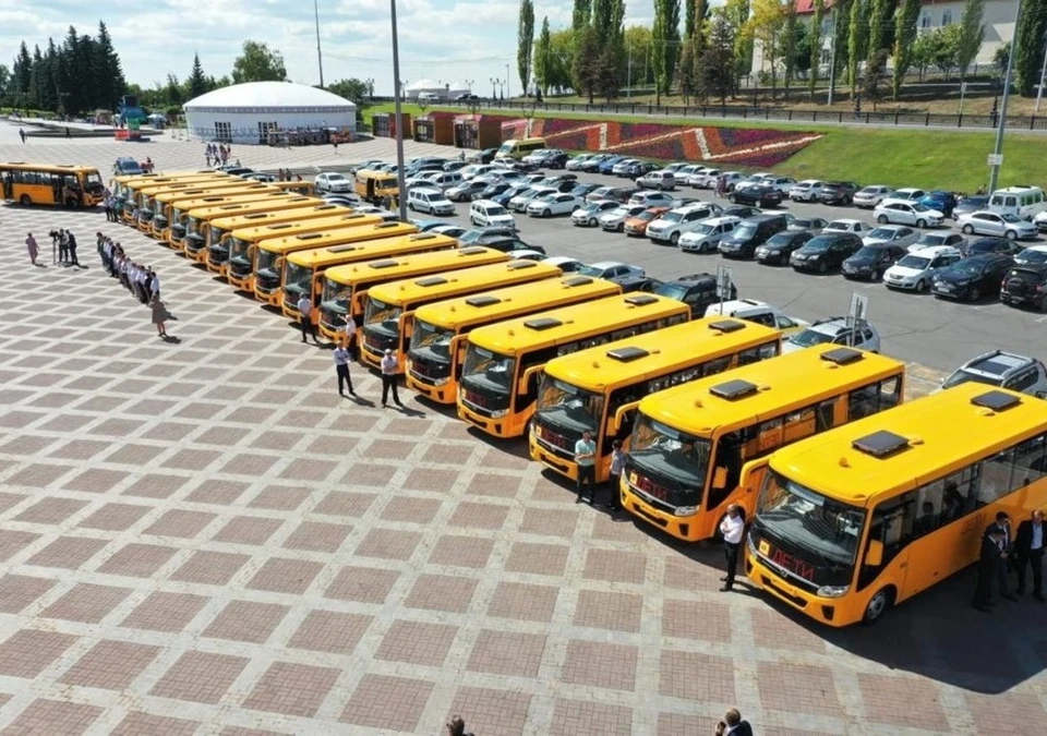 В Башкирии пополнился автопарк школьных автобусов. Фото со страницы главы республики Радия Хабирова.