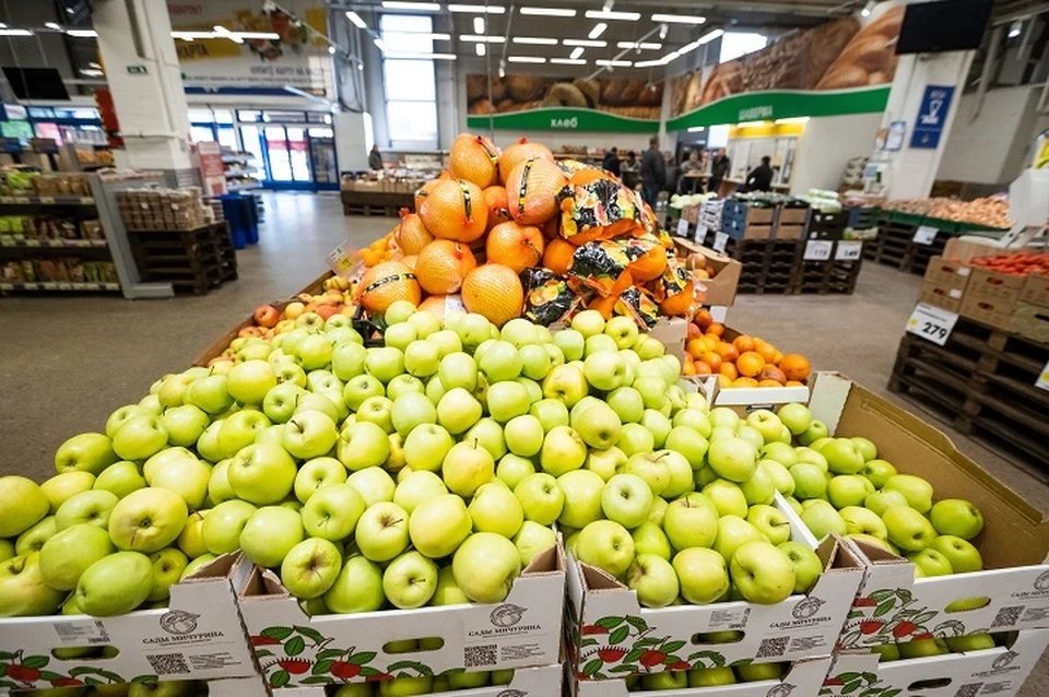 Яблоки подорожали на 4,56%.