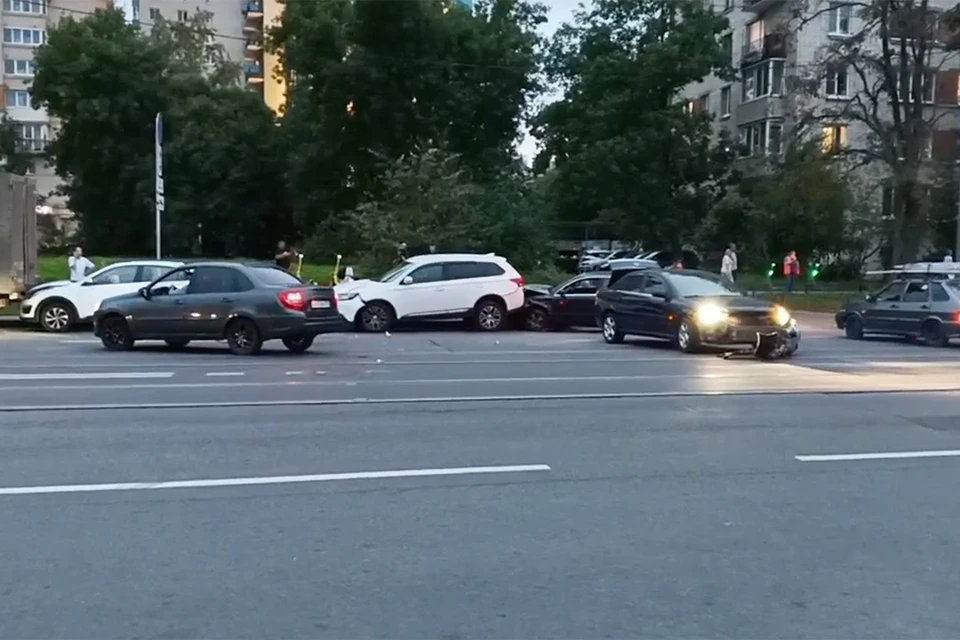Массовое ДТП произошло на улице Ленсовета в Петербурге. Фото: ДТП и ЧП