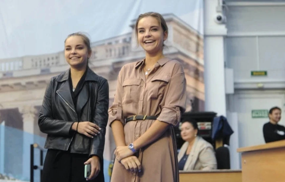 Проводили зарядку гимнастки Дина и Арина Аверины.