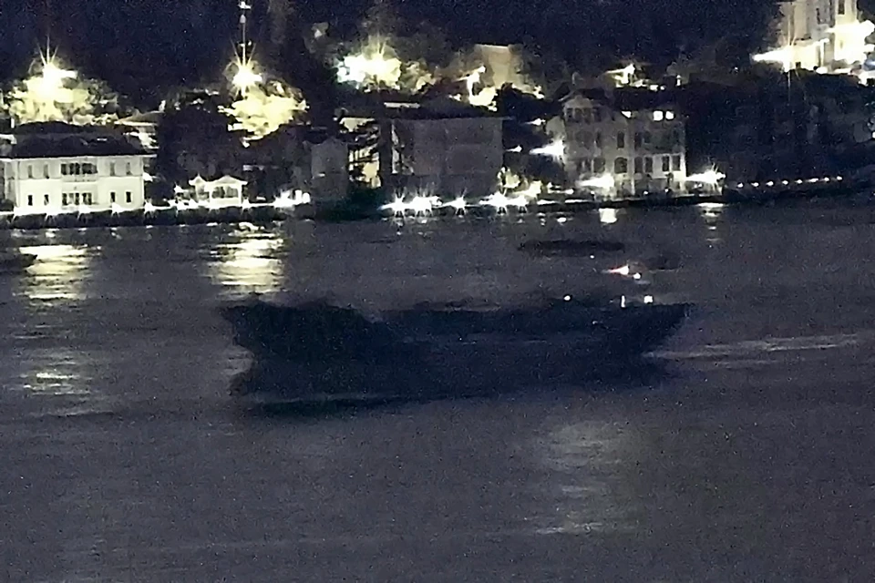 Судно «Сукра Окан» под флагом Палау пересекло пролив Босфор на пути к Черному морю в Стамбуле.