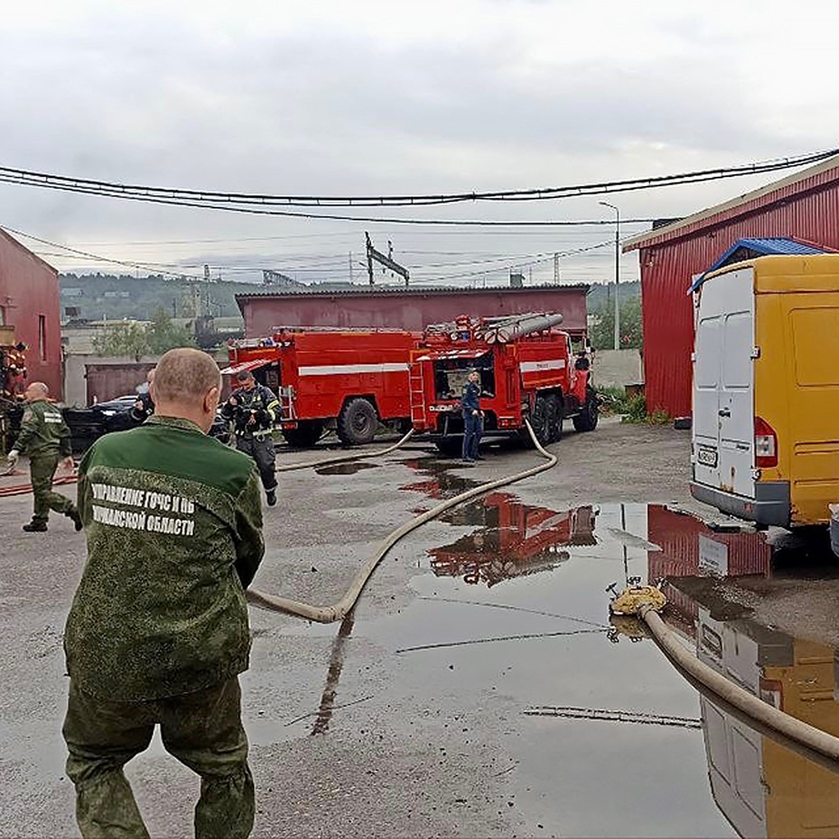 В Коле из горящего склада эвакуировали бензогенератор и канистру с бензином  - KP.RU