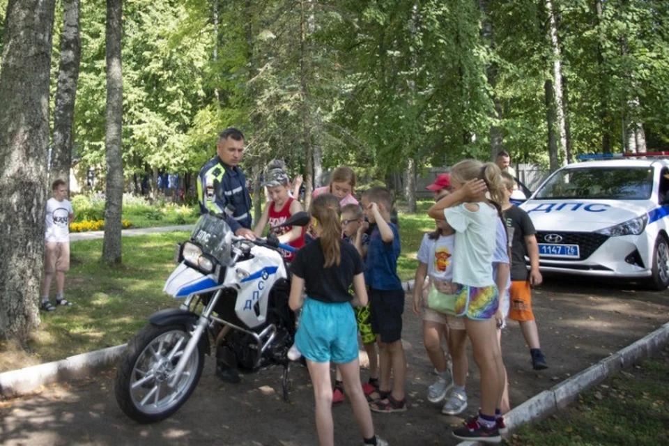 В лагере Ярославской области прошла «Зарядка со стражем порядка»