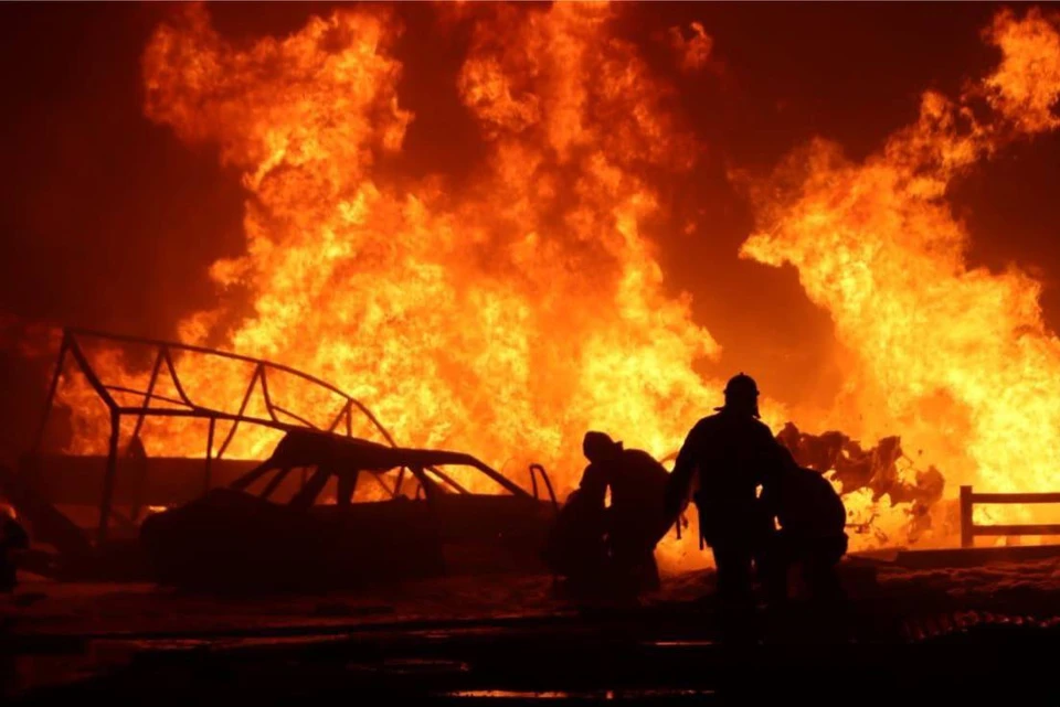 Пожар на АЗС после взрыва тушили более трех часов. Фото: ГУ МЧС