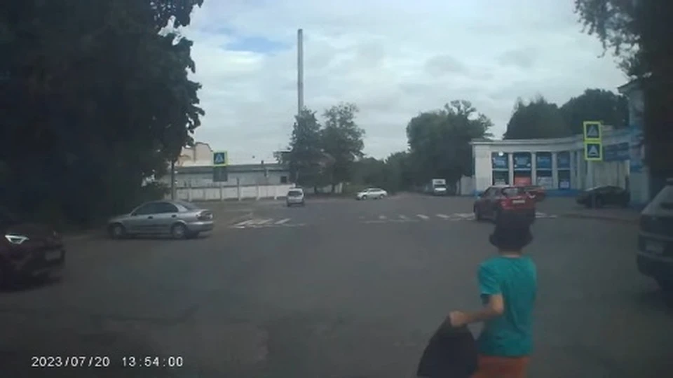 В Костроме ребёнок выбежал под колёса машины. Фото: ДТП Кострома/скриншот видео