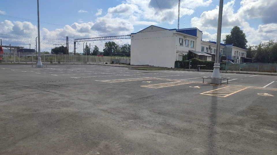 Парковка у железнодорожного вокзала в Костроме остаётся закрытой для автомобилей. Фото: vk.com/avtomobil_44