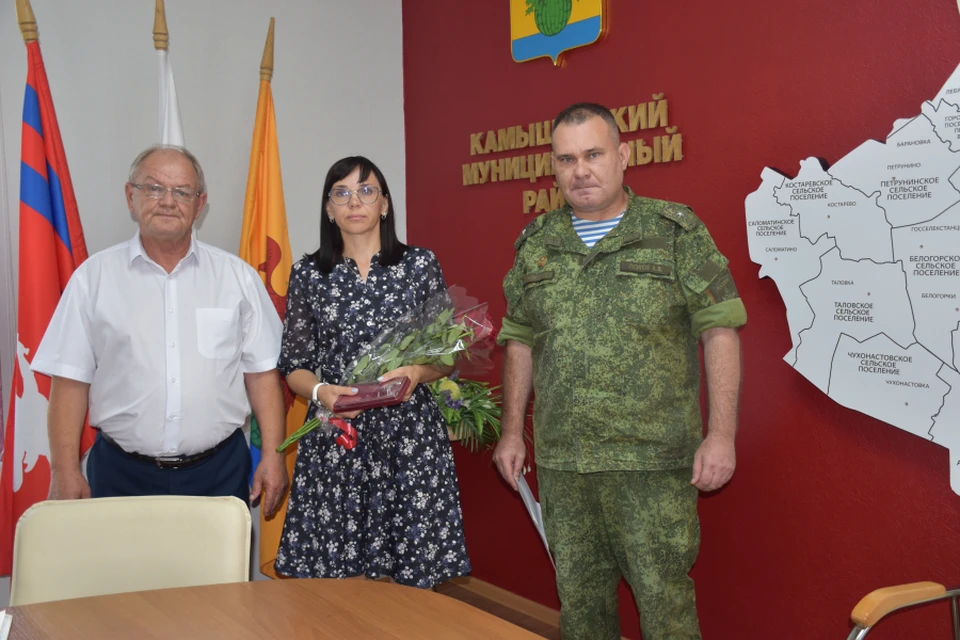 Глава Камышина передал орден Мужества родным погибшего бойца. Фото: администрация Камышинского района.