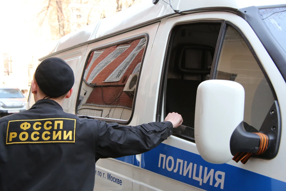Судебные приставы забрали машину у нерадивого отца.