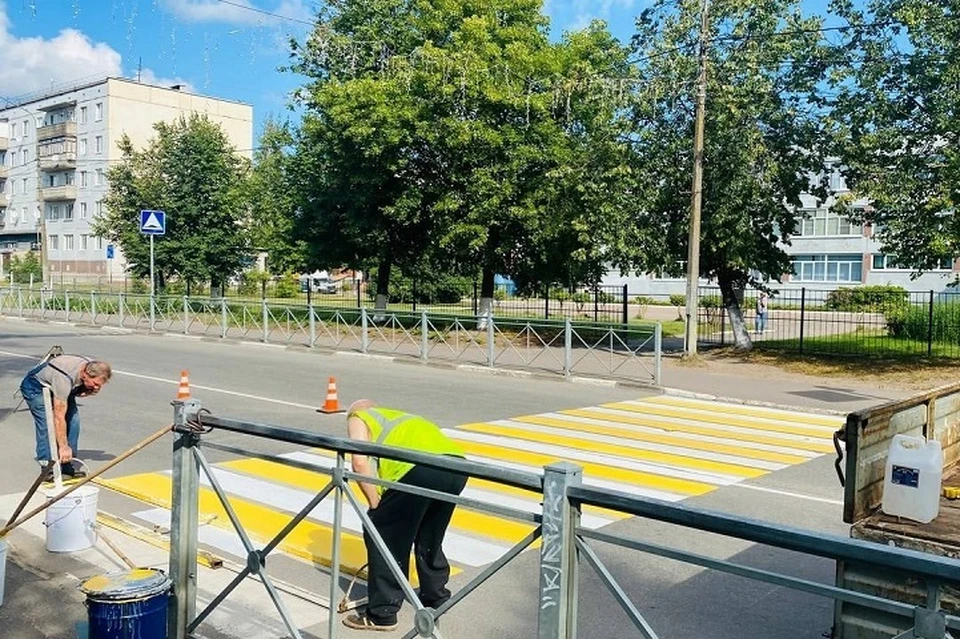 В Кировске обновляют "зебры". Фото - администрация Кировского района