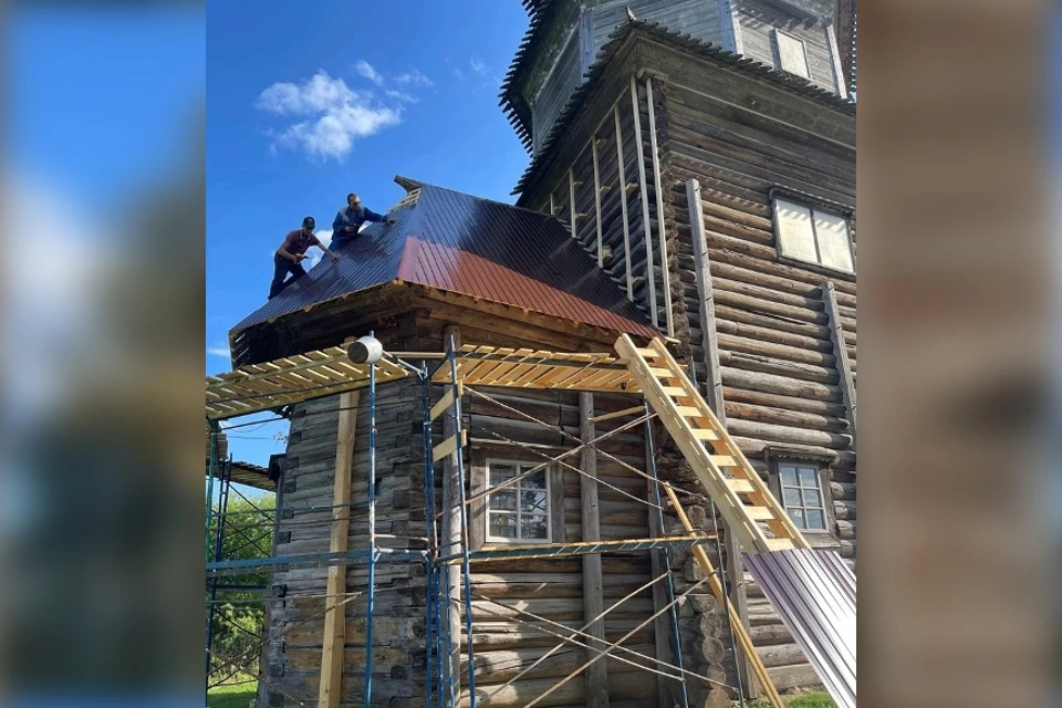 Тесовую кровлю деревянной церкви накрыли профнастилом, вид памятника культурного наследия от этого проигрывает, но есть одно но... Фото: VK/ТВЕРСКИЕ СВОДЫ