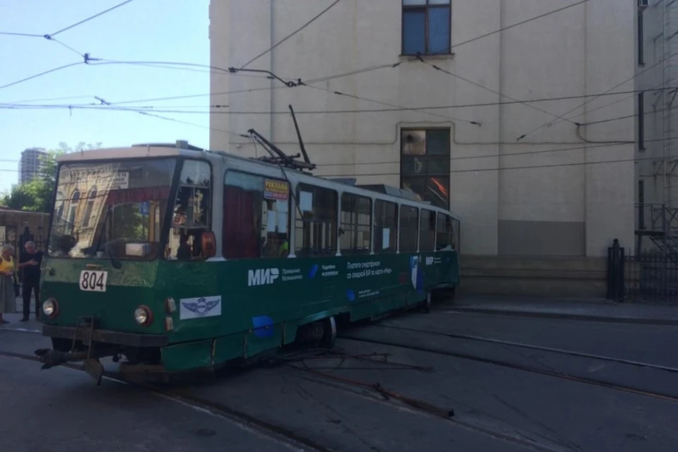 Трамвай под собственной массой скатился и врезался в стену ДК. Фото: страница Марии Петровой ВКонтакте