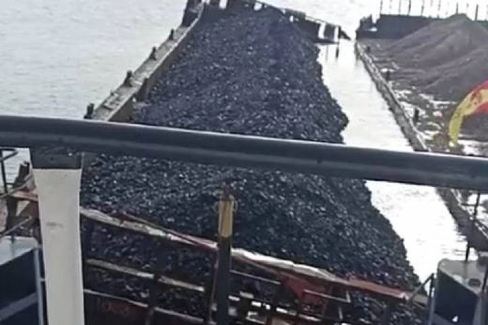 В Ангаре Иркутской области затопило баржу, груженую углем. Фото: Восточно-Сибирская транспортная прокуратура