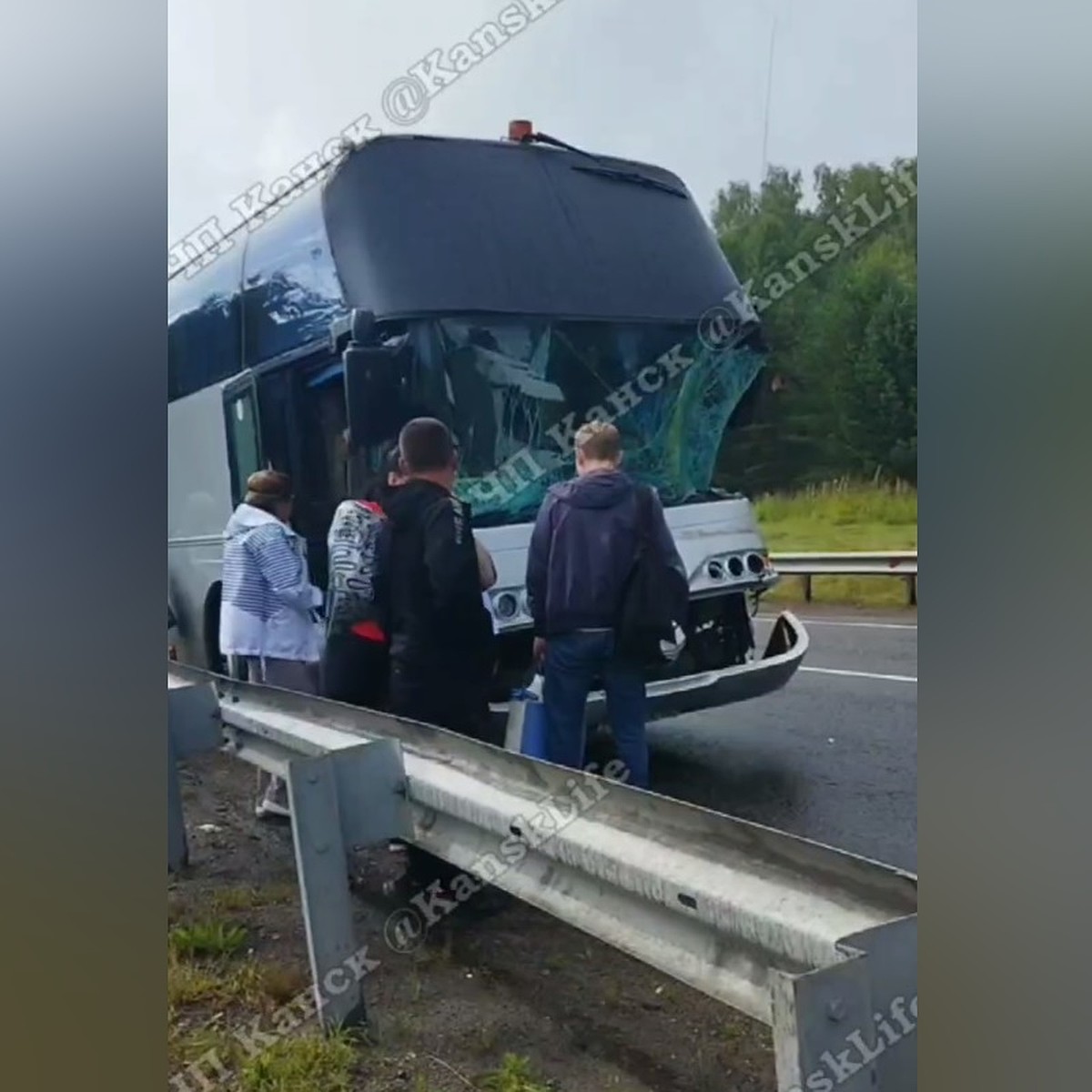 В Красноярском крае набитый пассажирами автобус врезался в грузовик - KP.RU