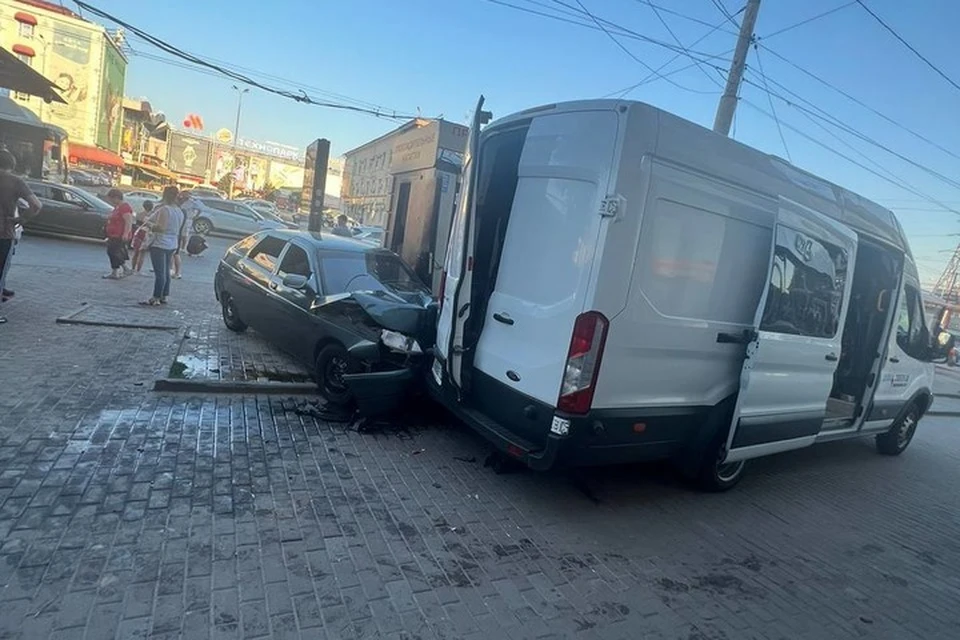 В Ростове-на-Дону на проспекте Нагибина массовом ДТП водитель иномарки сбил 49-летнего мужчину. Фото: УГИБДД по Ростовской области