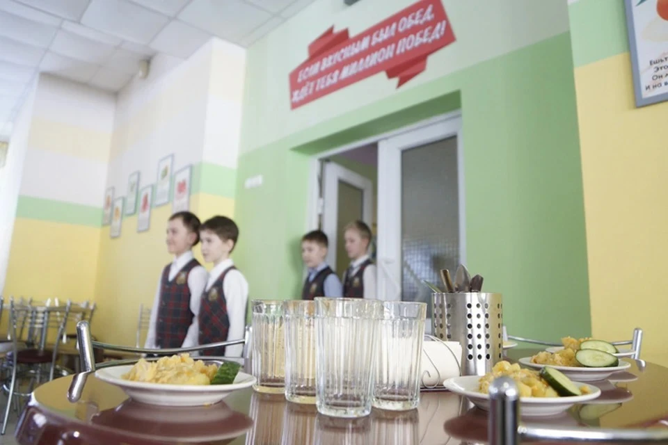 Школьное питание, Беларусь, 2023: меню, фастфуд, гамбургер, чизбургер,  после какого урока кормят, отходы, что сказал Лукашенко, шведский стол,  буфет, отказ от питания в школе - KP.RU