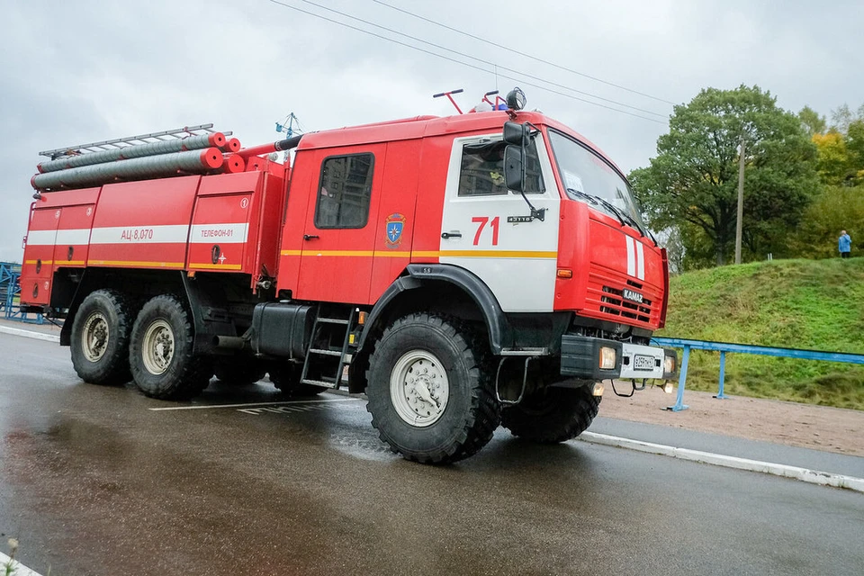 Две горящие машины потушили в Петербурге ночью 21 августа.