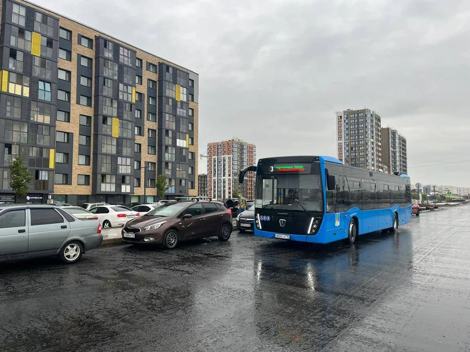 С 20 августа по новой дороге помимо легковых автомобилей курсируют большие автобусы маршрутов №2 и №3. Фото: пресс-служба мэрии Наб. Челнов