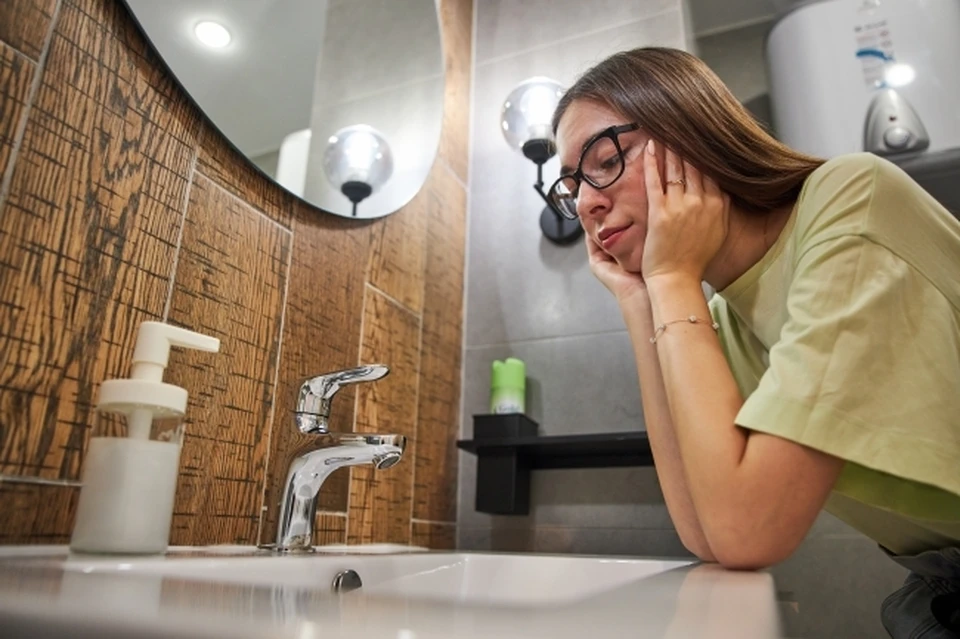 Чтобы обеспечить людей водой, в микрорайон прибыли автоцистерны