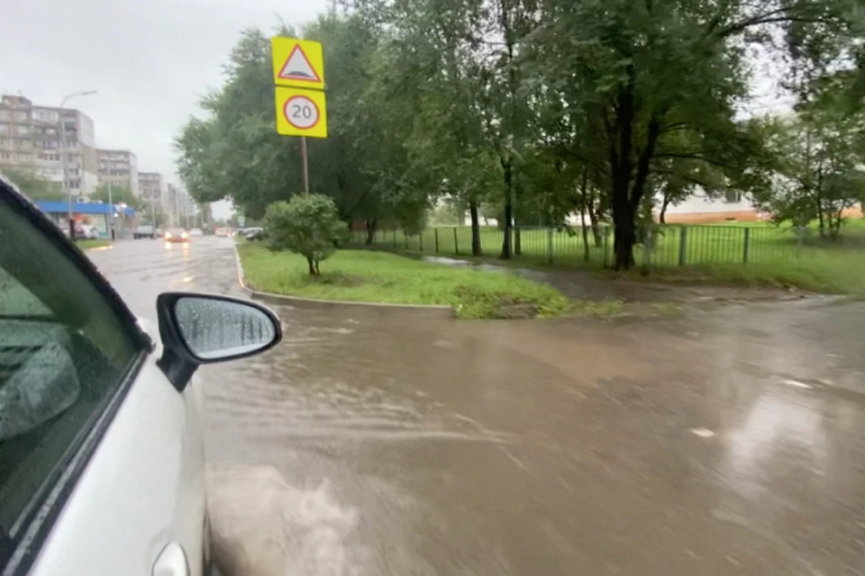 Машины буквально плыли, воды во дворе было по щиколотку
