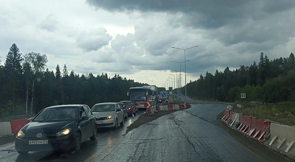 На подъездах к Чусовскому мосту скапливаются пробки.