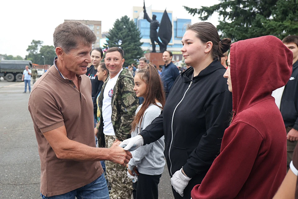 Добровольцев поприветствовал губернатор края. Фото: Диана ПЕРМИТИНА / Правительство Приморского края.