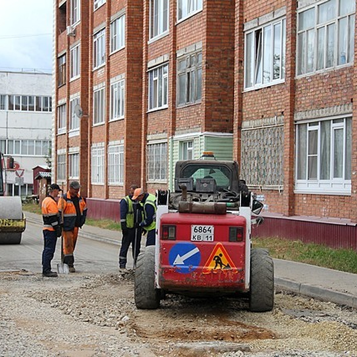 В Сыктывкаре началось асфальтирование на улице Католикова - KP.RU