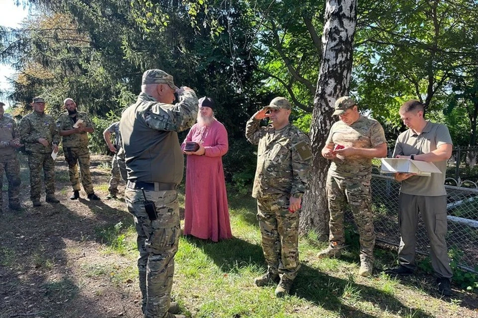 Войсковой атаман наградил представителей отряда БАРС-11, отличившихся во время выполнения боевых задач. ФОТО: t.me/admkrai