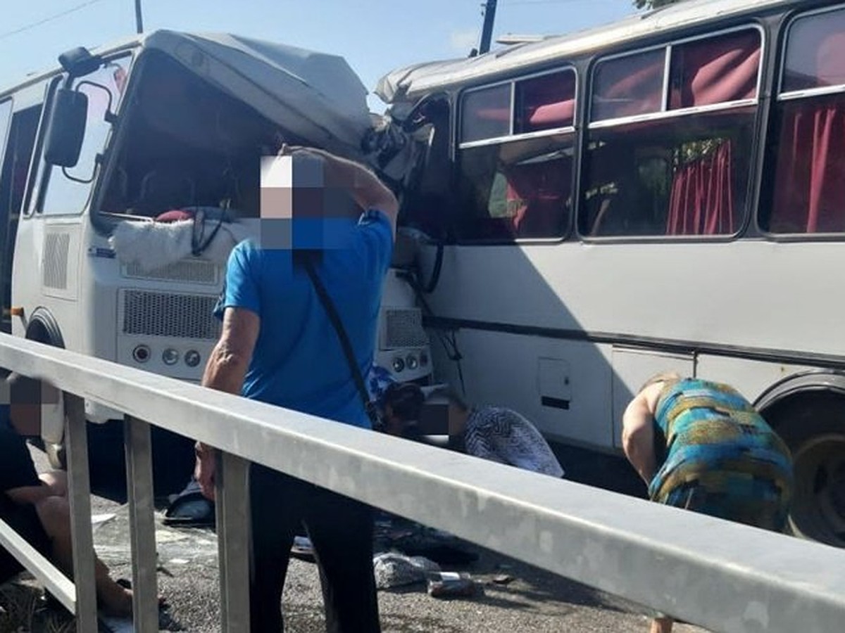 Пятеро взрослых и двое детей пострадали в ДТП с двумя автобусами в Туапсе -  KP.RU